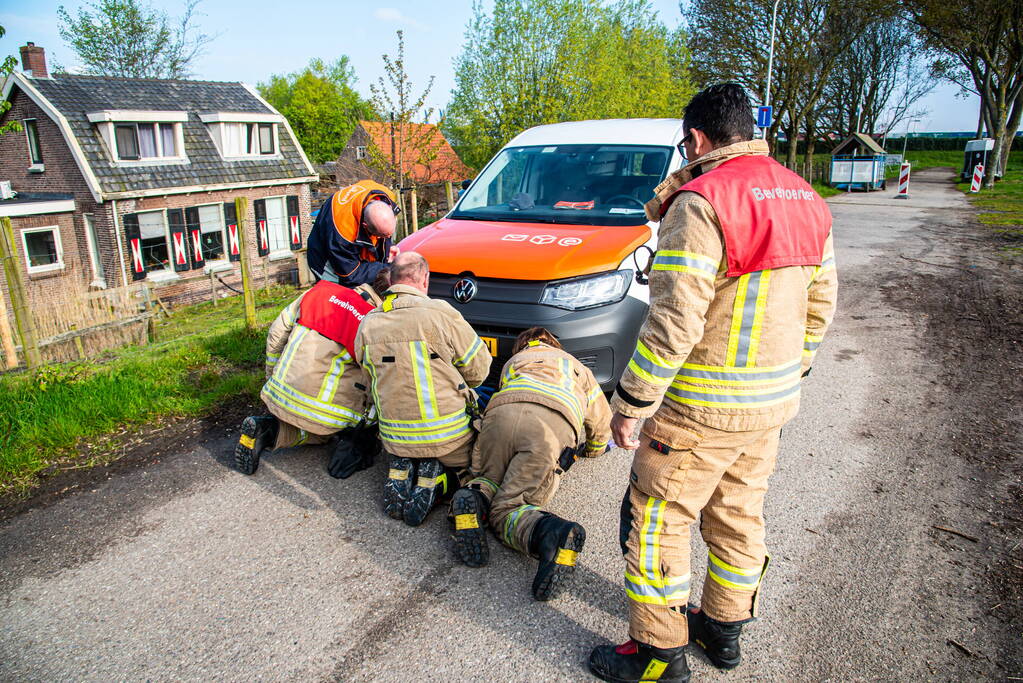 Brandweer redt duif uit voorkant van bestelbus
