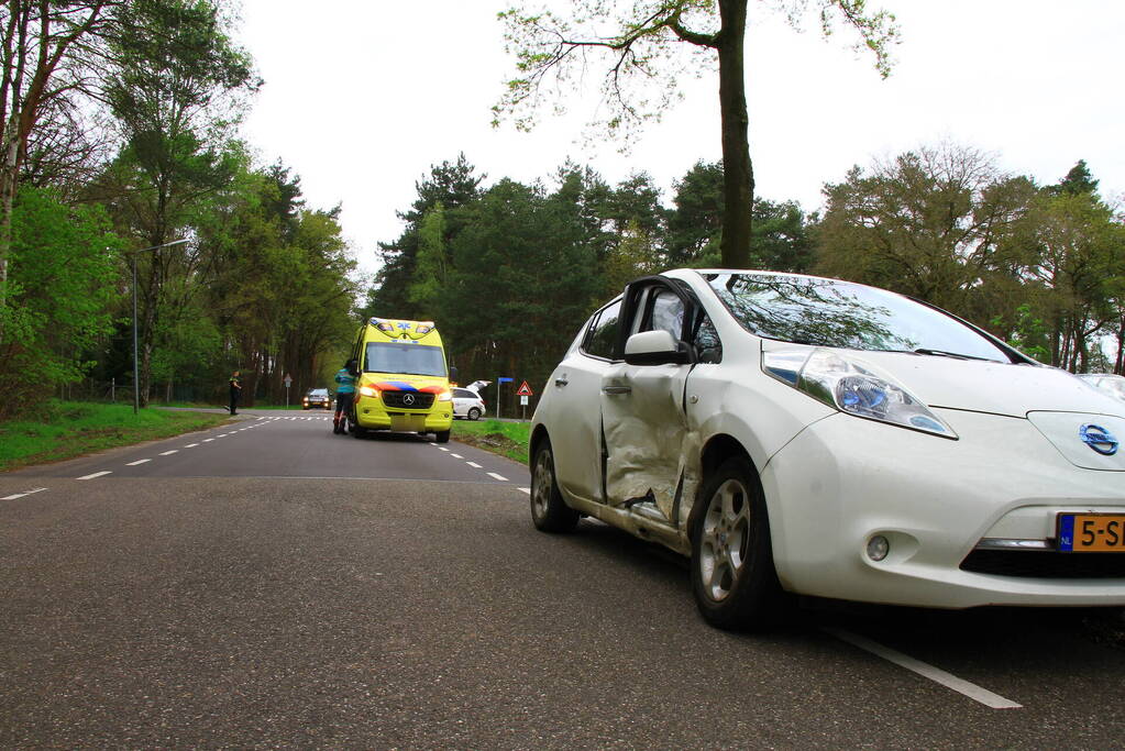 Flinke schade en twee gewonden na ongeval op kruising