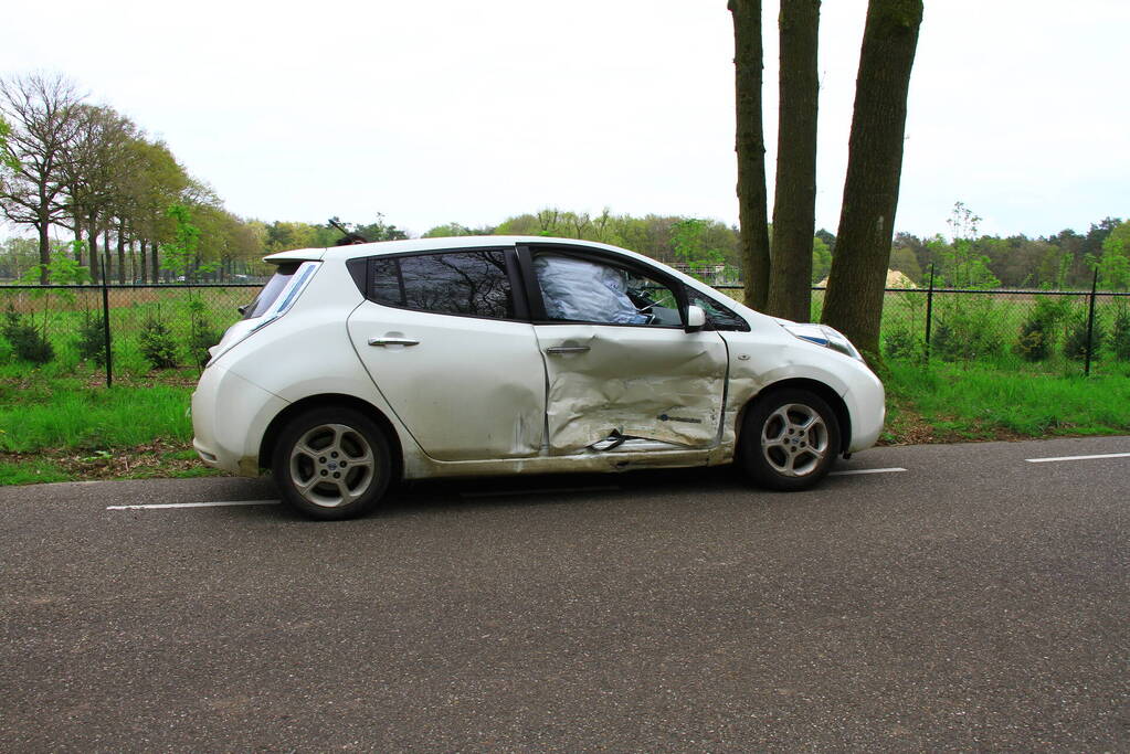 Flinke schade en twee gewonden na ongeval op kruising