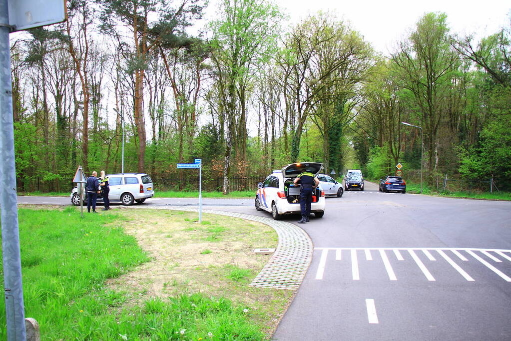 Flinke schade en twee gewonden na ongeval op kruising