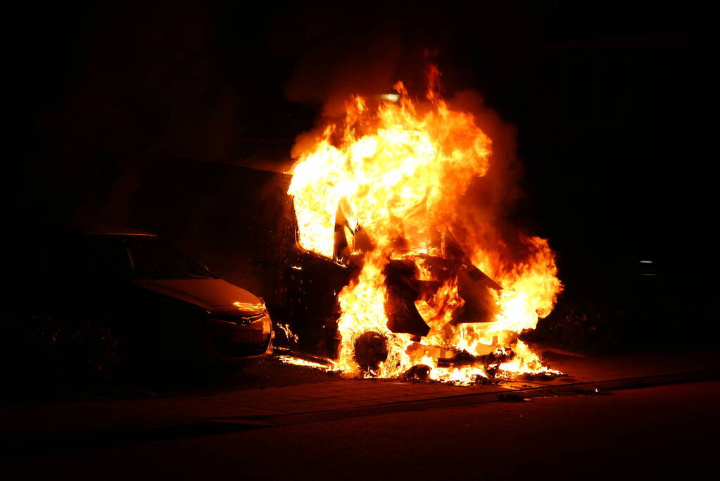 Bestelbus verwoest door brand