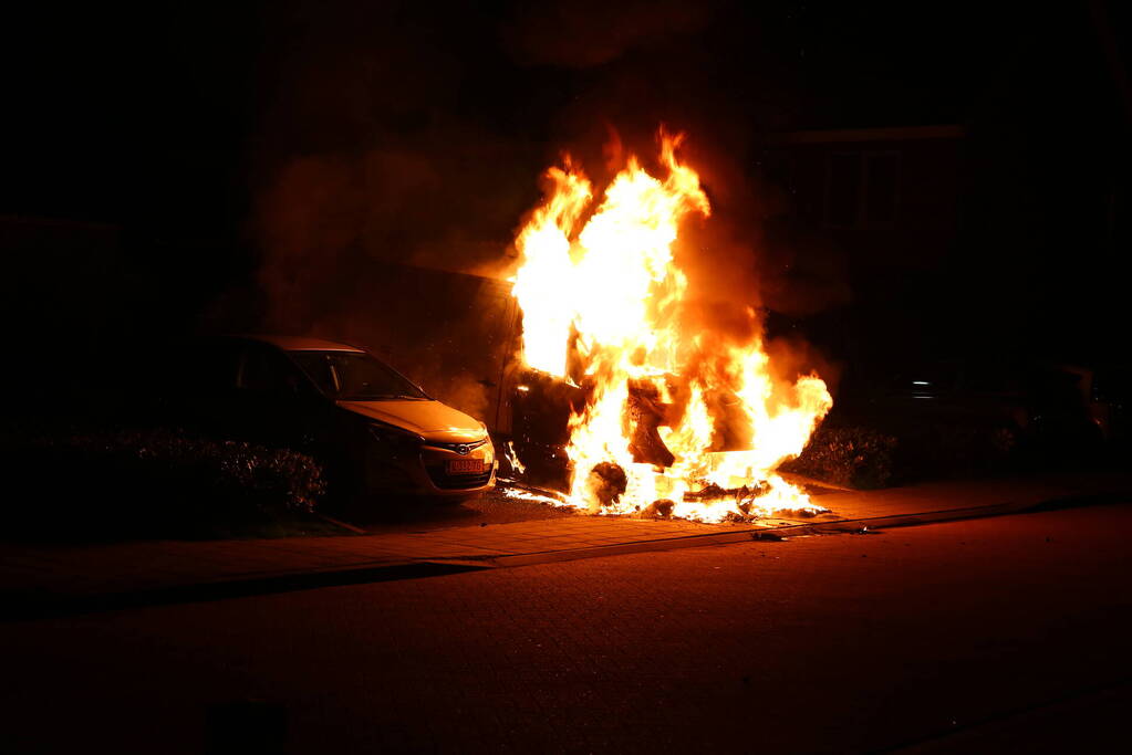 Bestelbus verwoest door brand