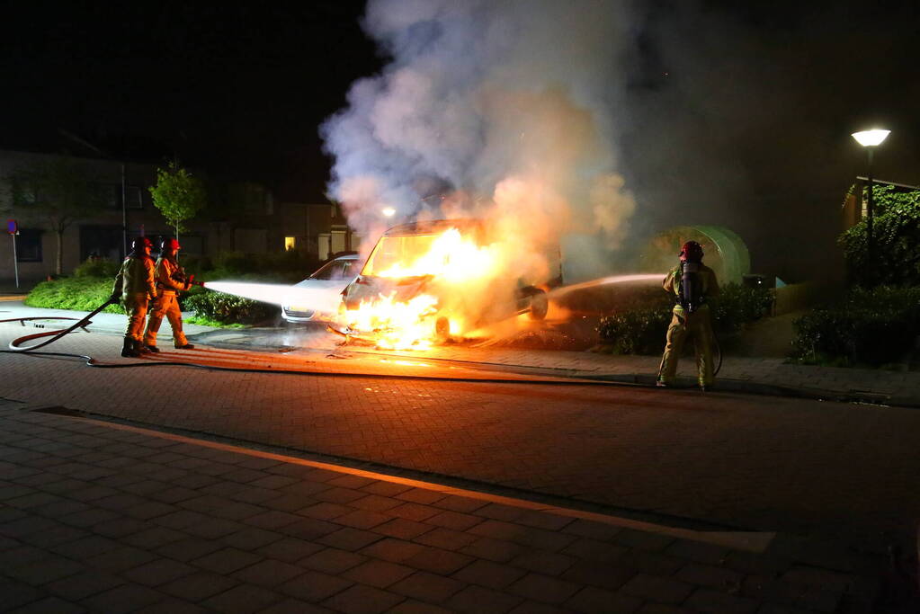 Bestelbus verwoest door brand