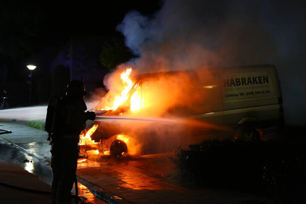 Bestelbus verwoest door brand