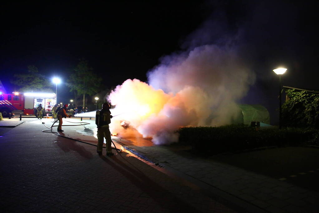 Bestelbus verwoest door brand