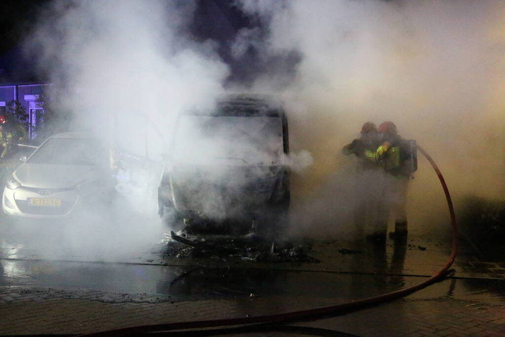 Bestelbus verwoest door brand