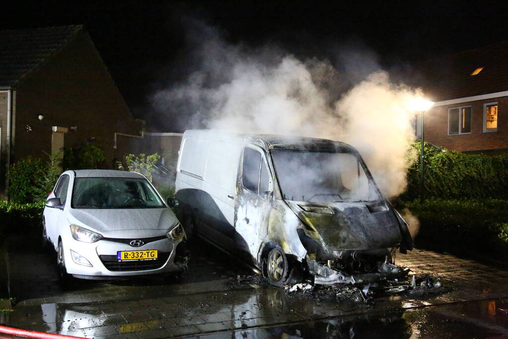 Bestelbus verwoest door brand