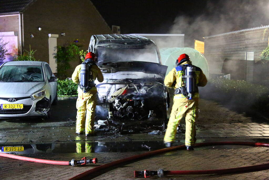 Bestelbus verwoest door brand