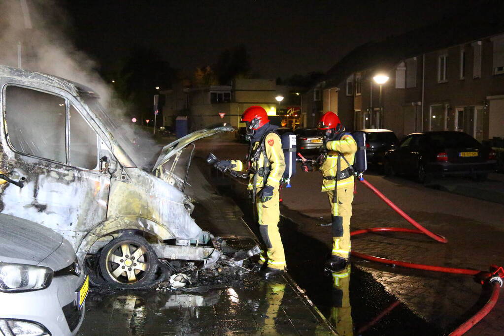 Bestelbus verwoest door brand