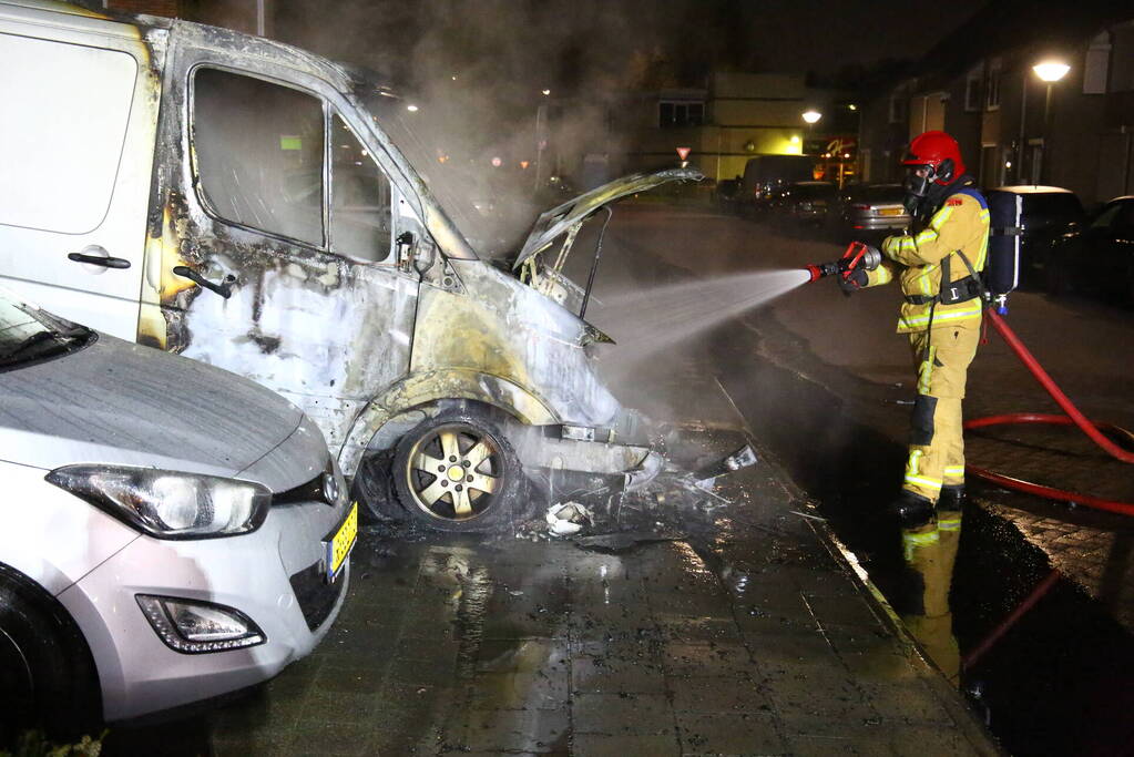 Bestelbus verwoest door brand
