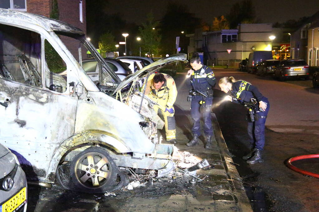 Bestelbus verwoest door brand