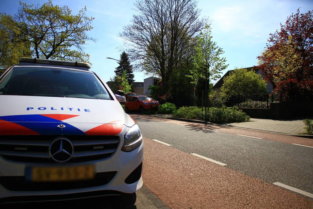 Automobilist ramt boom en verkeersbord