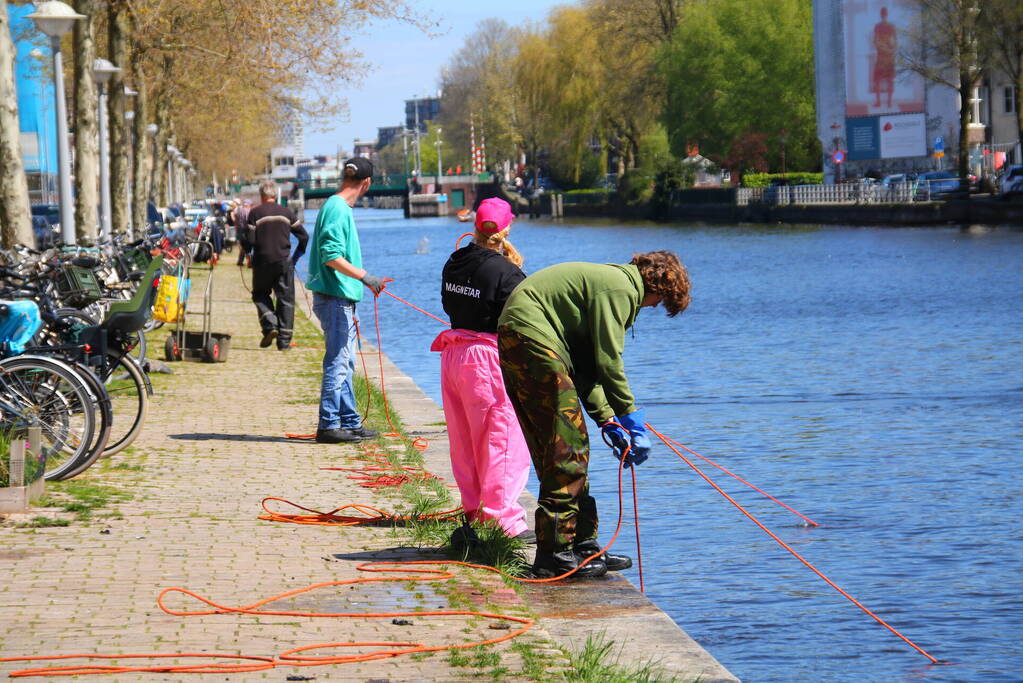 Tientallen magneetvissers halen oud ijzer op voor voedselbank