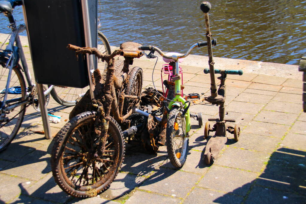 Tientallen magneetvissers halen oud ijzer op voor voedselbank