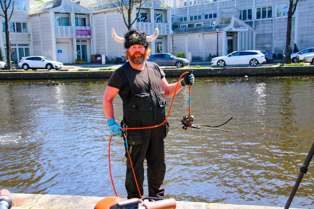 Tientallen magneetvissers halen oud ijzer op voor voedselbank