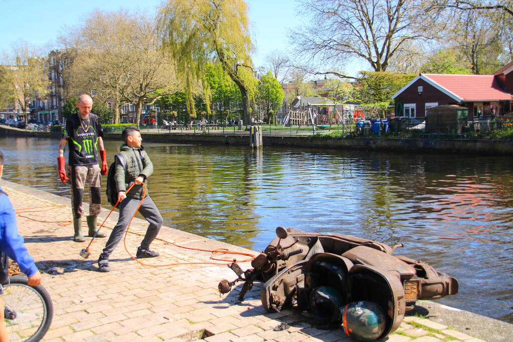 Tientallen magneetvissers halen oud ijzer op voor voedselbank