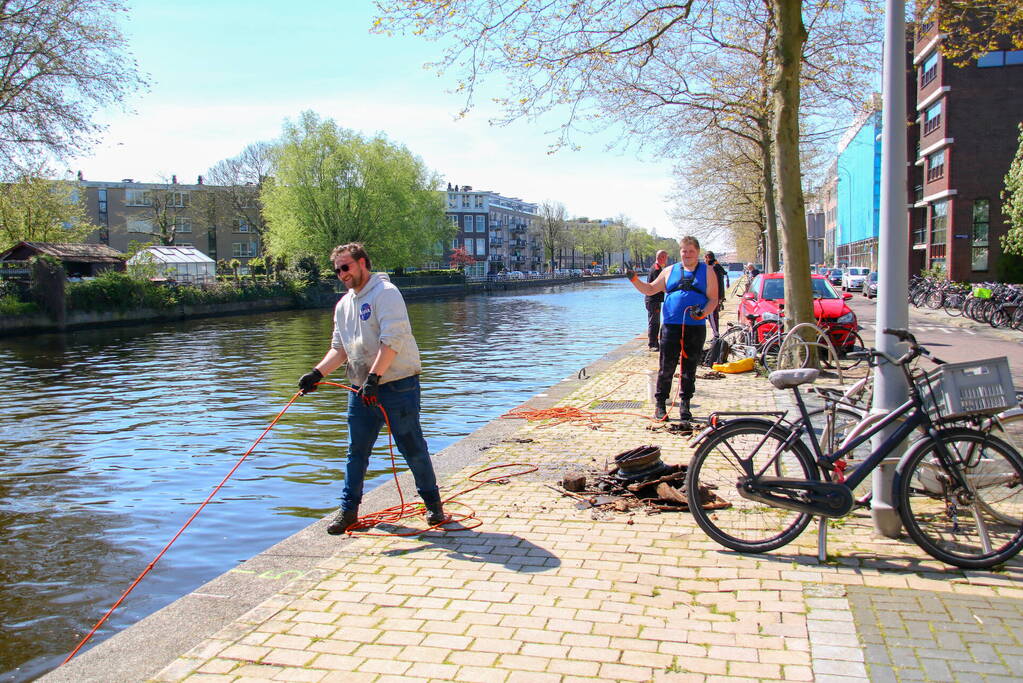 Tientallen magneetvissers halen oud ijzer op voor voedselbank