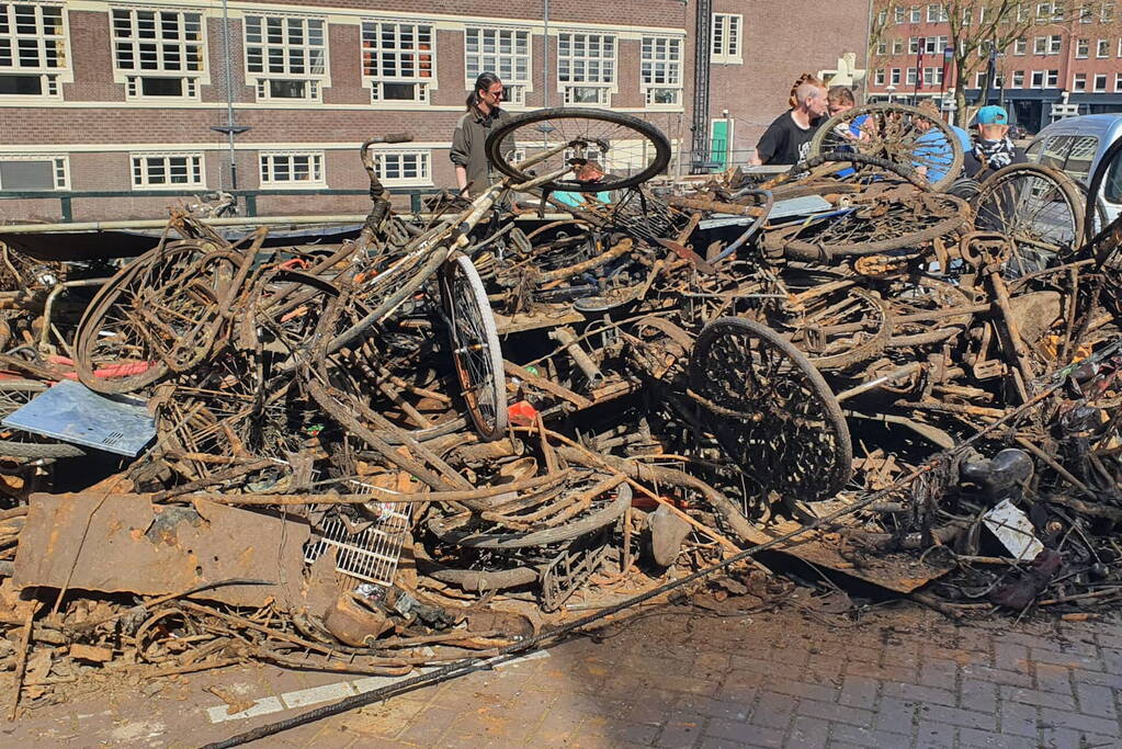 Tientallen magneetvissers halen oud ijzer op voor voedselbank