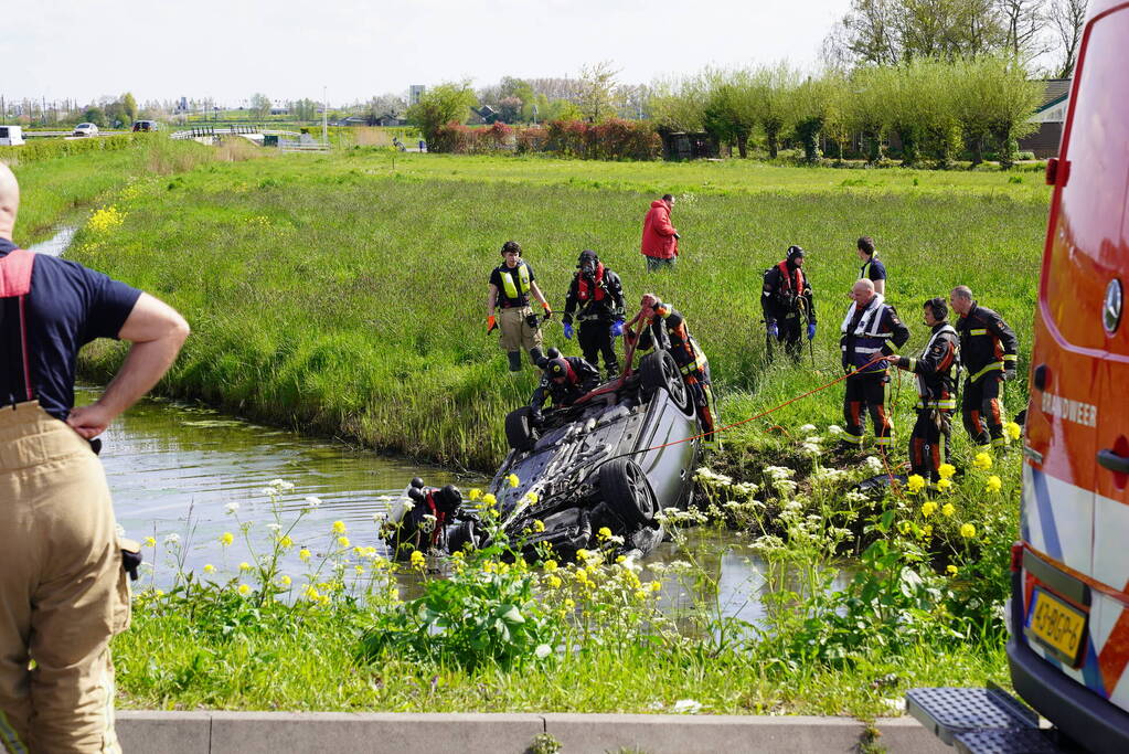 Auto belandt ondersteboven in de sloot