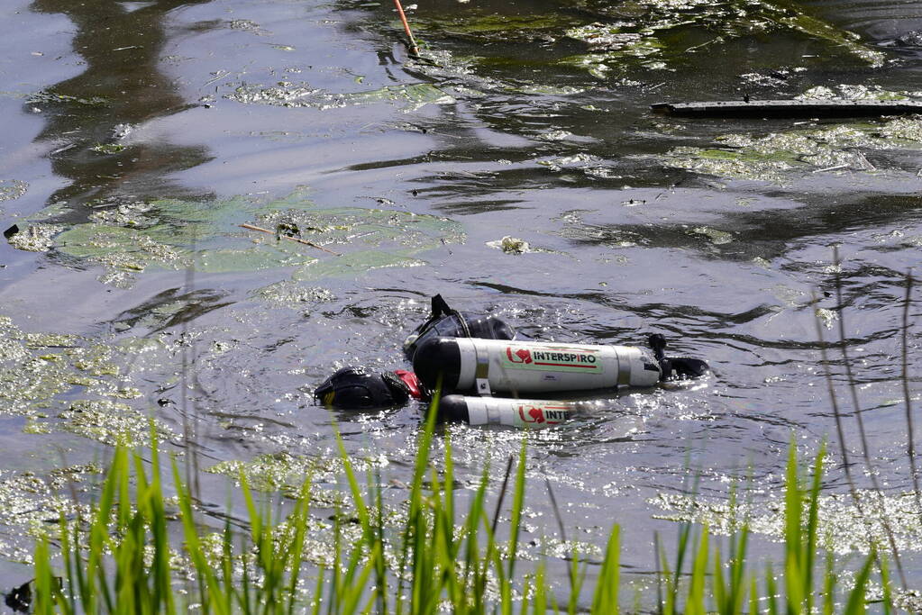 Auto belandt ondersteboven in de sloot