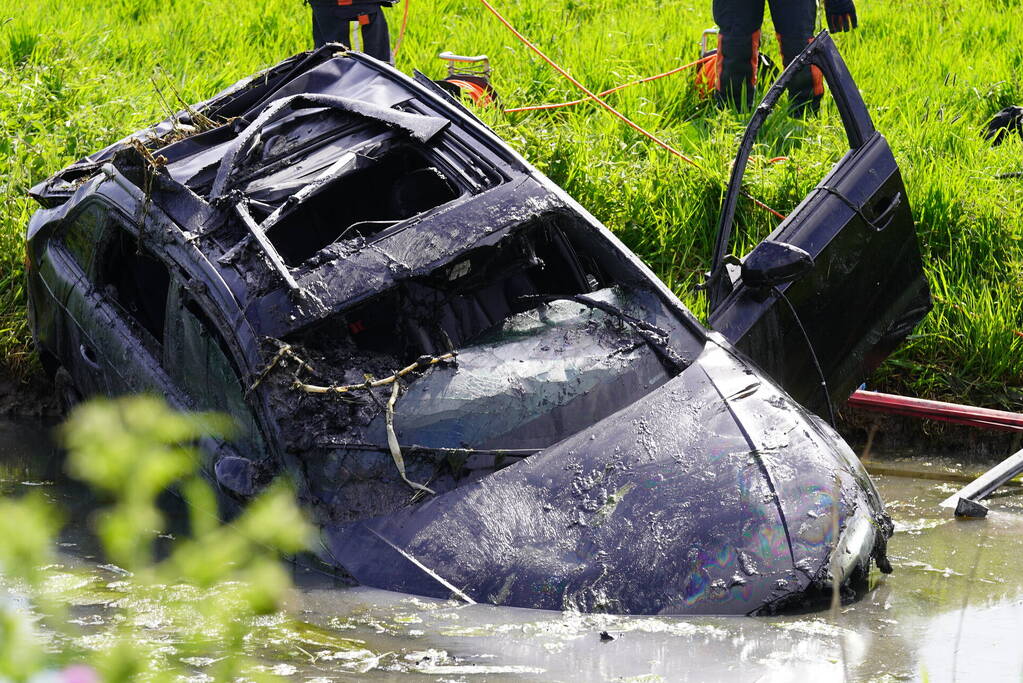 Auto belandt ondersteboven in de sloot