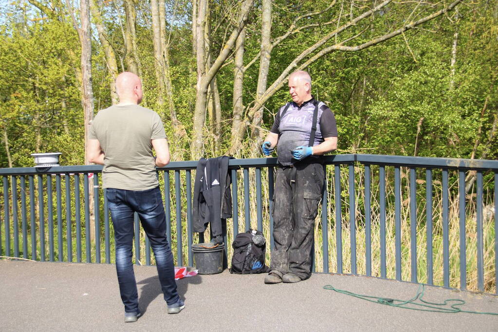 Magneetvissers vinden twee granaten in gracht