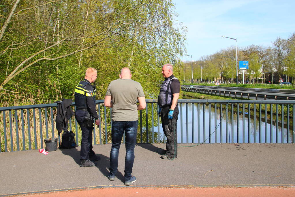 Magneetvissers vinden twee granaten in gracht