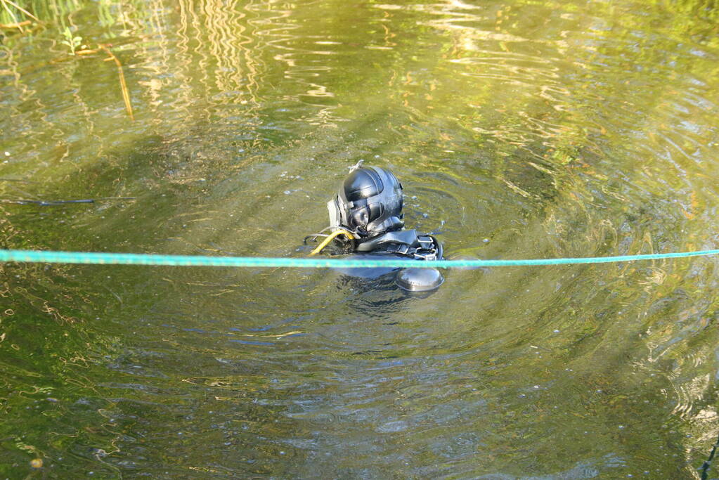 Magneetvissers vinden twee granaten in gracht