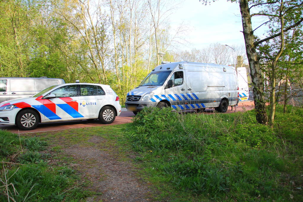 Magneetvissers vinden twee granaten in gracht