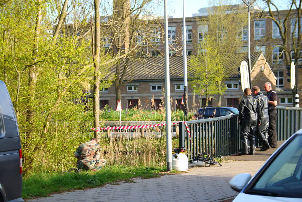 Magneetvissers vinden twee granaten in gracht