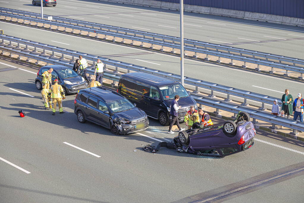 Auto belandt op de kop op snelweg