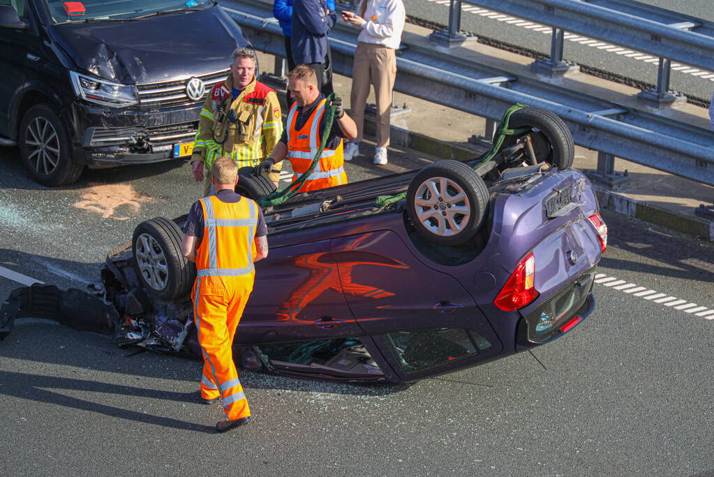 Auto belandt op de kop op snelweg