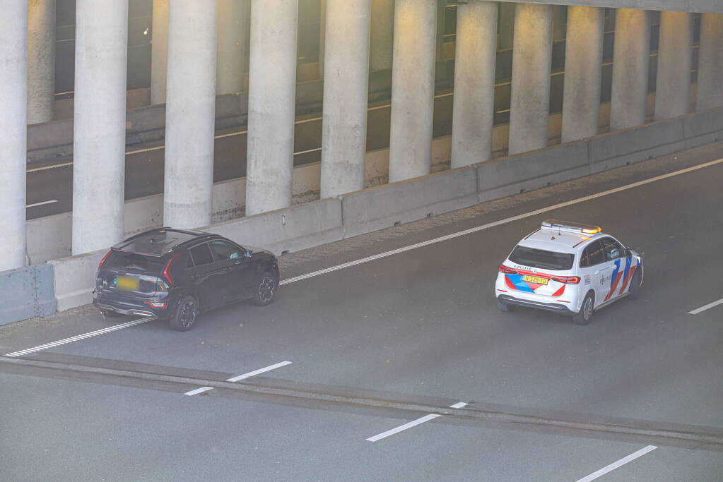 Auto belandt op de kop op snelweg