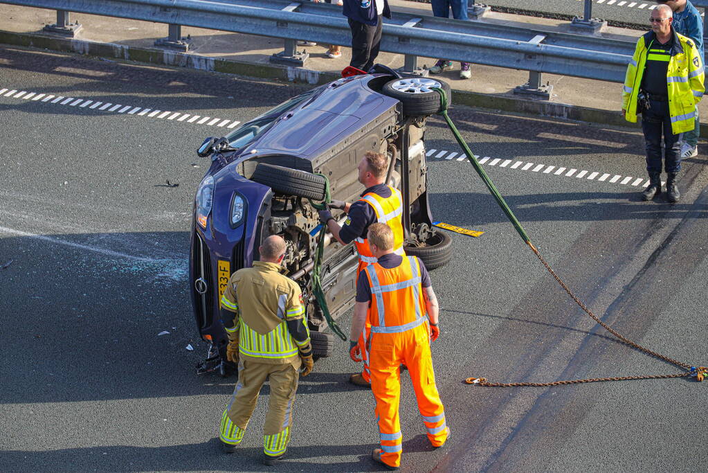 Auto belandt op de kop op snelweg