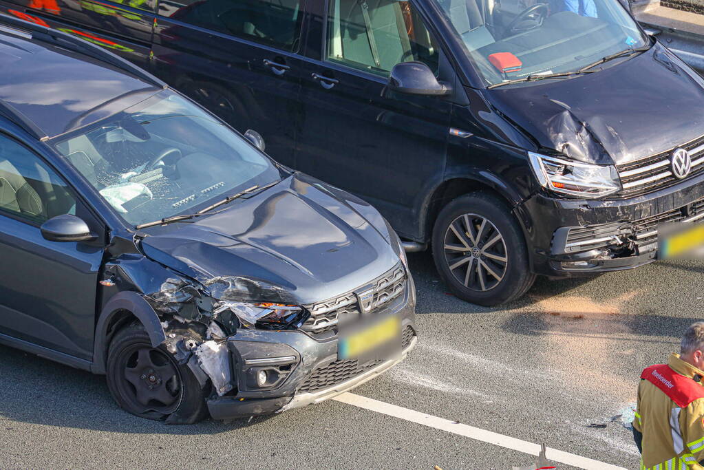 Auto belandt op de kop op snelweg