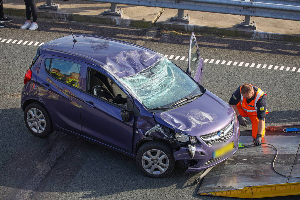 Auto belandt op de kop op snelweg