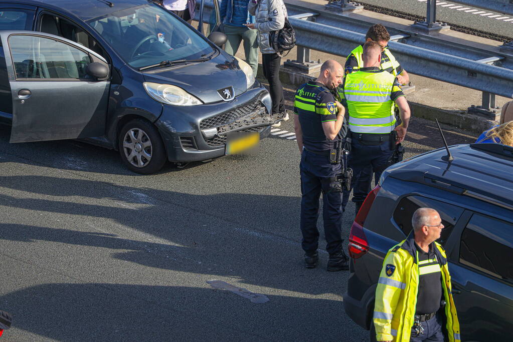 Auto belandt op de kop op snelweg