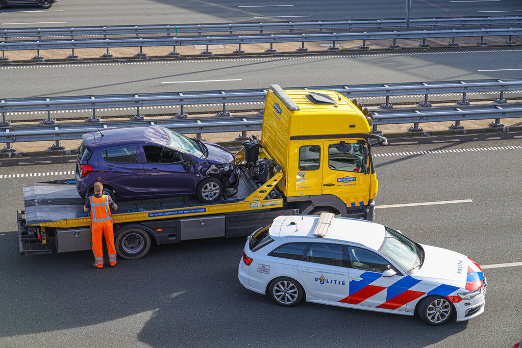 Auto belandt op de kop op snelweg