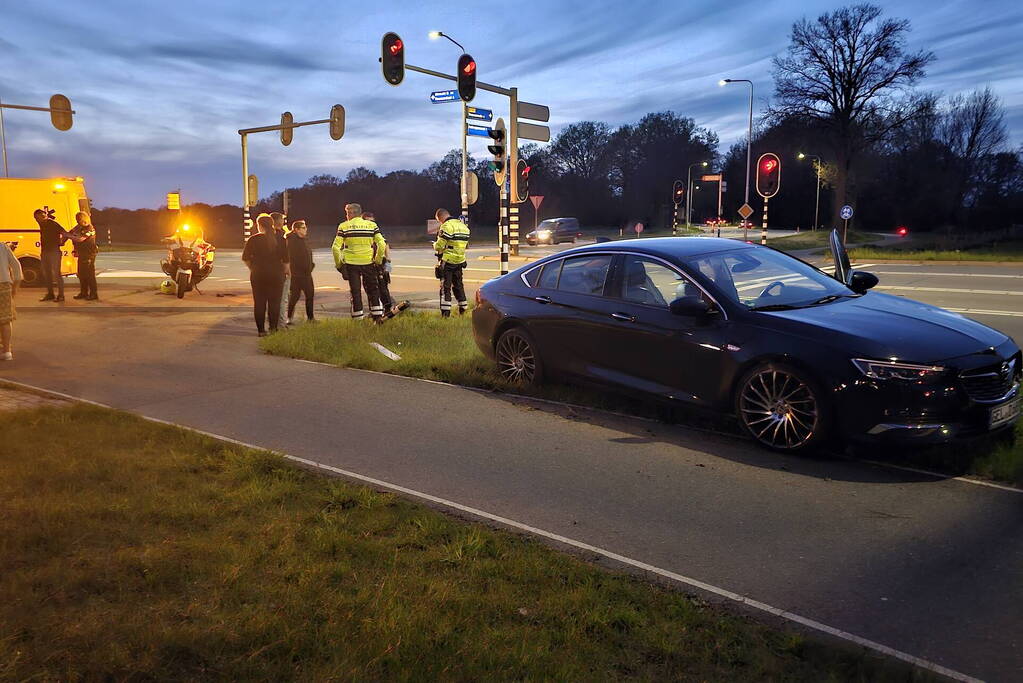 Bestuurder aangehouden na botsing met paal
