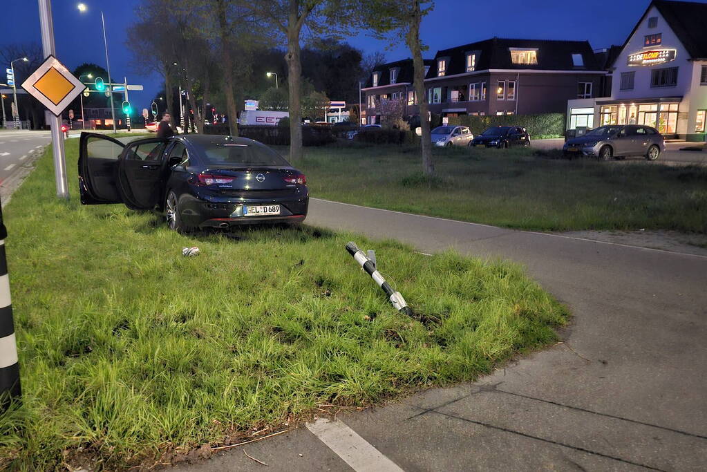 Bestuurder aangehouden na botsing met paal