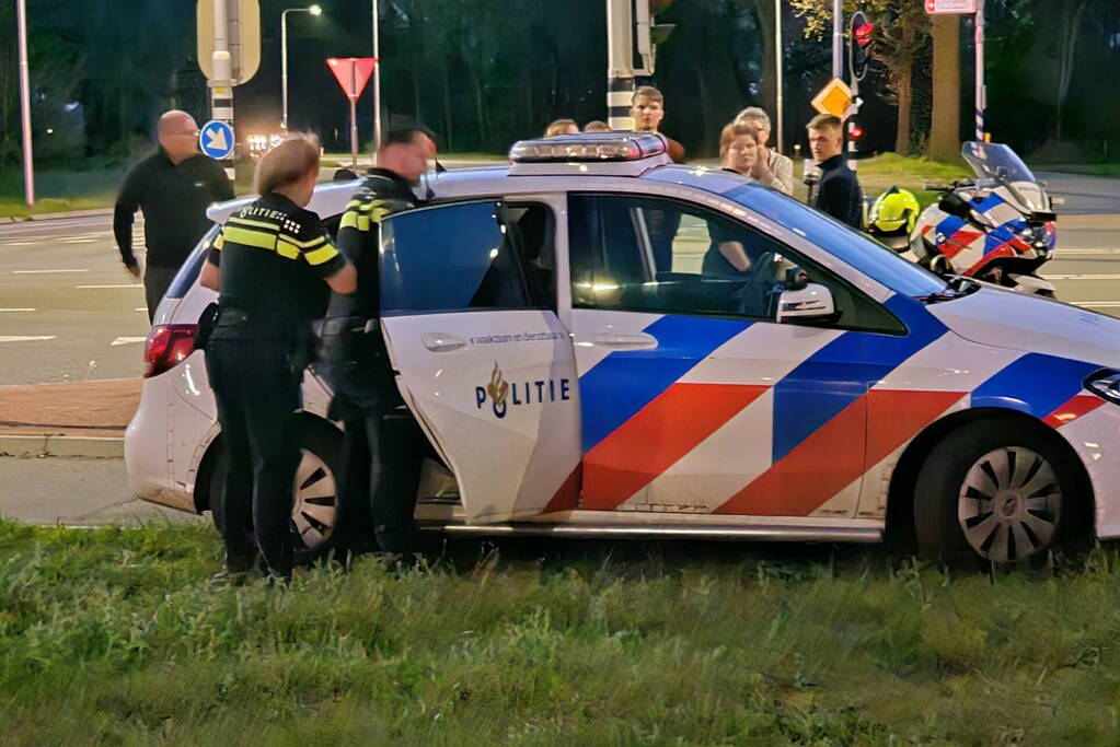 Bestuurder aangehouden na botsing met paal