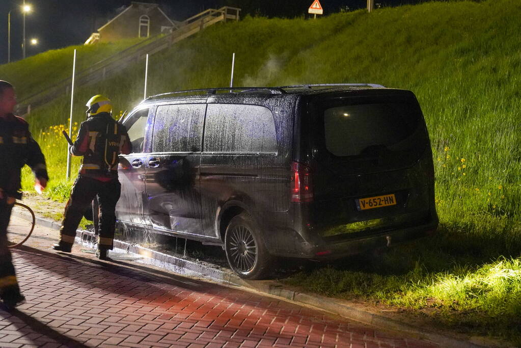 Bestelbus in brand gestoken