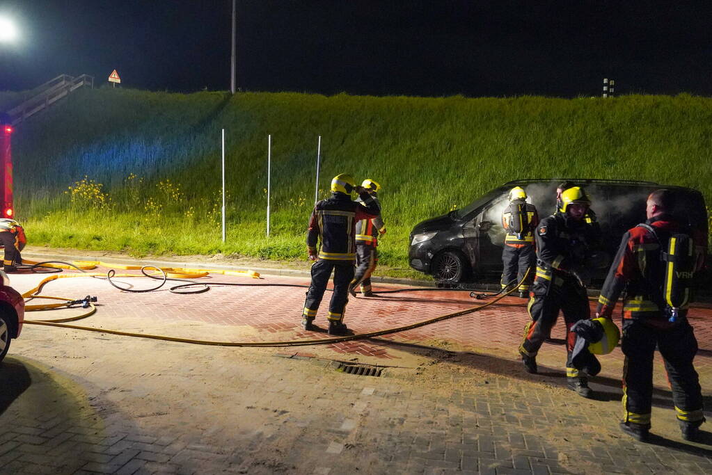 Bestelbus in brand gestoken