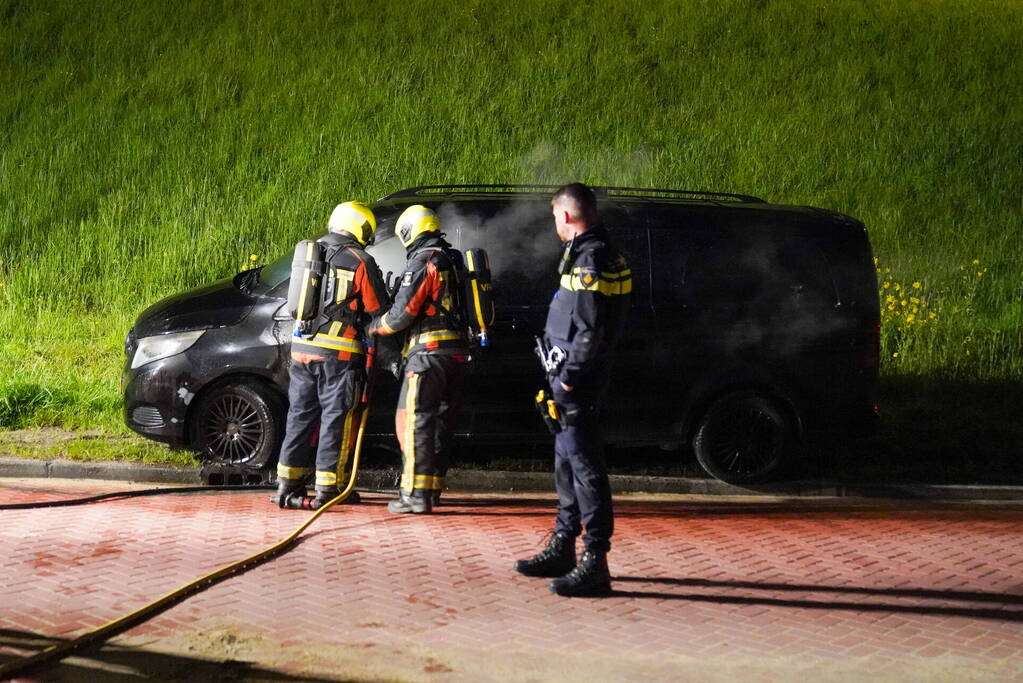 Bestelbus in brand gestoken