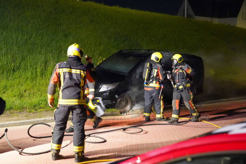 Bestelbus in brand gestoken