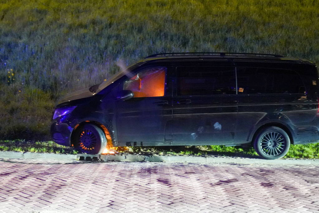 Bestelbus in brand gestoken