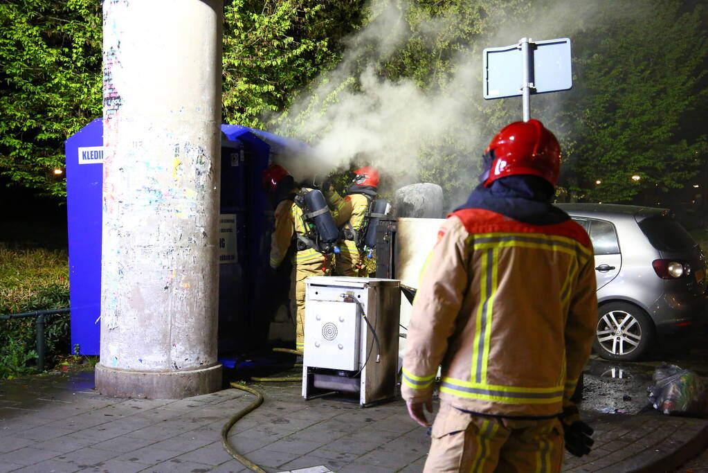 Auto en container in brand gestoken