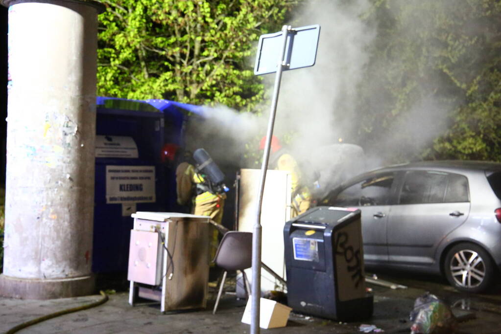Auto en container in brand gestoken