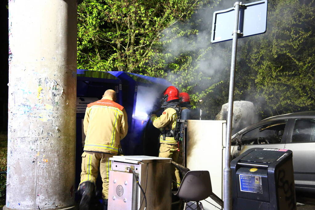 Auto en container in brand gestoken