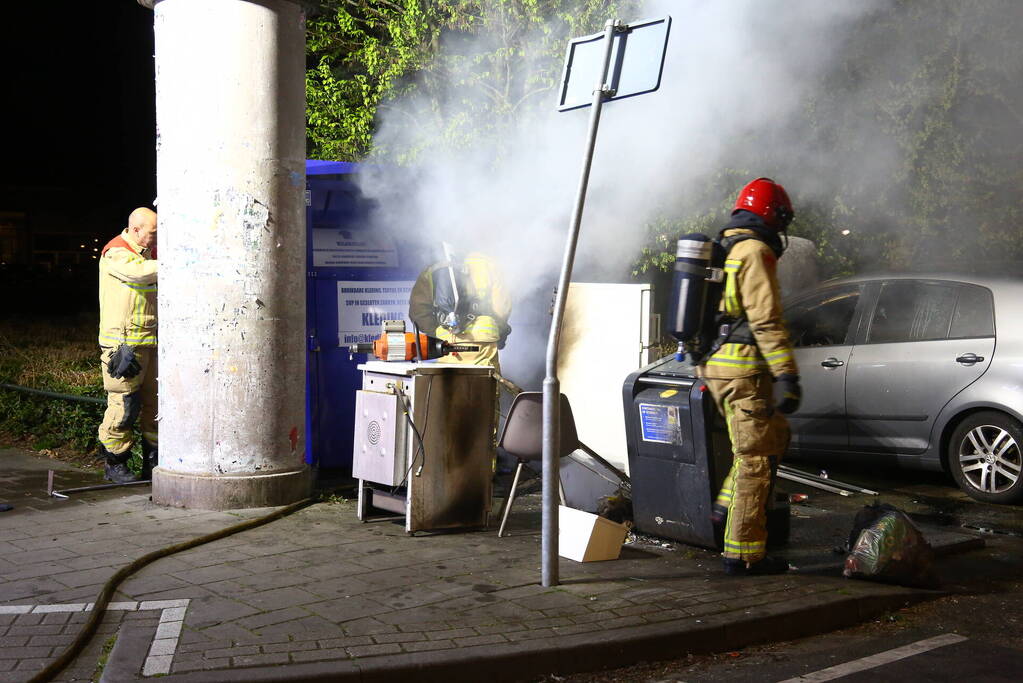 Auto en container in brand gestoken